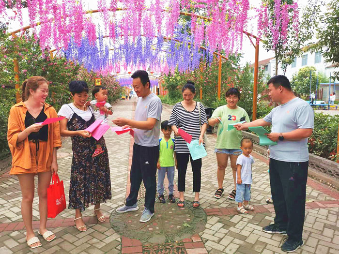 县人防维护中心走进帮扶村宣传人防知识 县人防维护中心走进帮扶村宣传人防知识