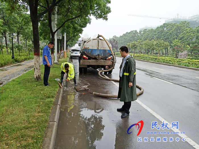 县城管局市政工程大队：加大清淤力度 确保汛期排水通畅