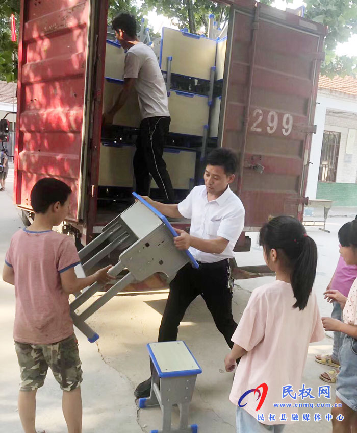 孙六镇李坤侯村村民筹资万元为学校捐赠桌椅