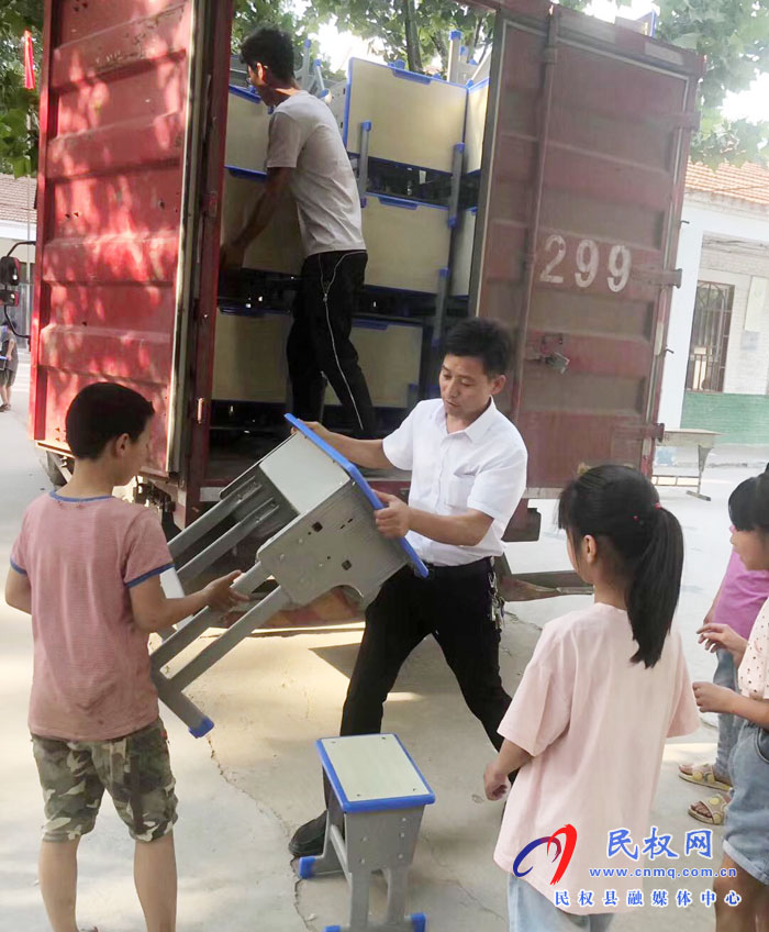孙六镇李坤侯村村民筹资万元为学校捐赠桌椅 孙六镇李坤侯村村民筹资万元为学校捐赠桌椅