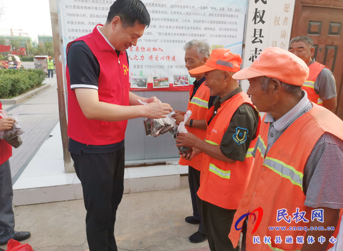 县委宣传部联合图书超市开展“端午粽飘香 温暖环卫情”活动