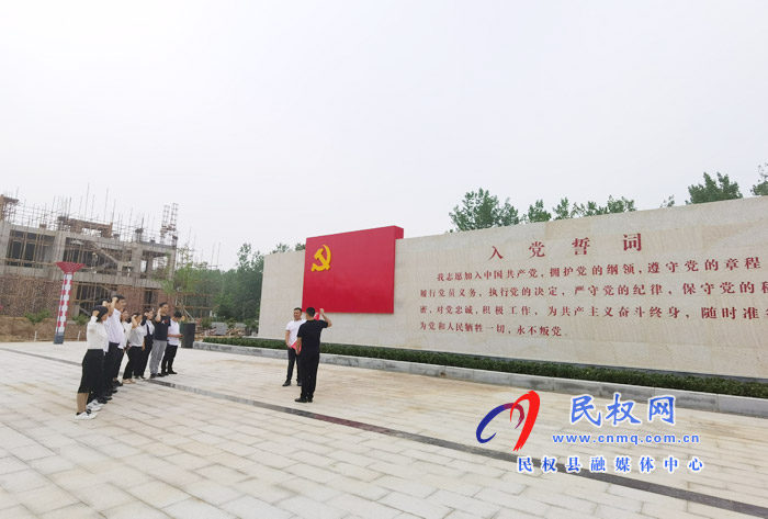 县融媒体中心举行“七一”重温入党誓词活动 县融媒体中心举行“七一”重温入党誓词活动