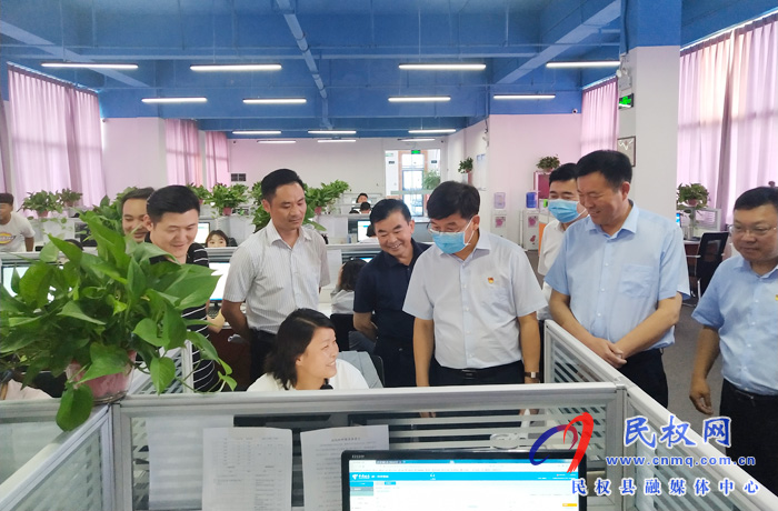 县委副书记、县长张团结查看“六稳六保”工作开展情况 县委副书记、县长张团结查看“六稳六保”工作开展情况