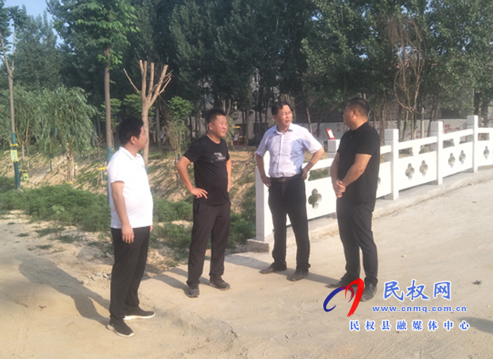 县委常委、纪委书记、监察委主任张亚光到胡集乡督导脱贫攻坚和人居环境工作 县委常委、纪委书记、监察委主任张亚光到胡集乡督导脱贫攻坚和人居环境工作