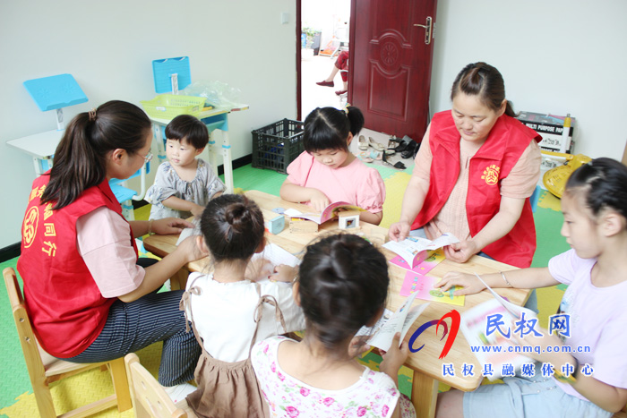 县妇联组织巾帼志愿者进社区关爱暑期儿童 县妇联组织巾帼志愿者进社区关爱暑期儿童