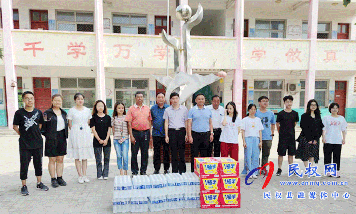 民权县关工委领导慰问南审传递童年支教队 民权县关工委领导慰问南审传递童年支教队