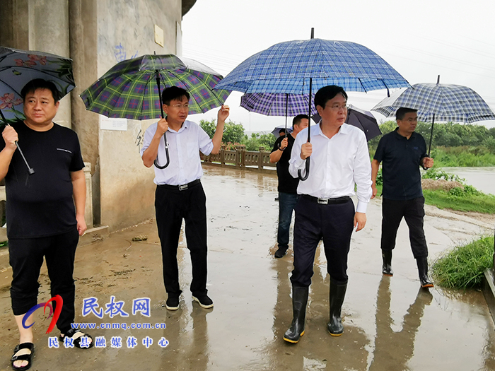 市人大常委会副主任、县委书记姬脉常冒雨检查督导防汛工作 市人大常委会副主任、县委书记姬脉常冒雨检查督导防汛工作