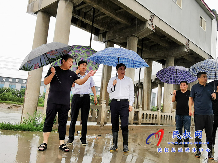 市人大常委会副主任、县委书记姬脉常冒雨检查督导防汛工作 市人大常委会副主任、县委书记姬脉常冒雨检查督导防汛工作