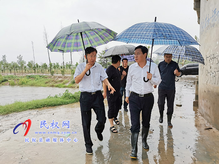 市人大常委会副主任、县委书记姬脉常冒雨检查督导防汛工作 市人大常委会副主任、县委书记姬脉常冒雨检查督导防汛工作