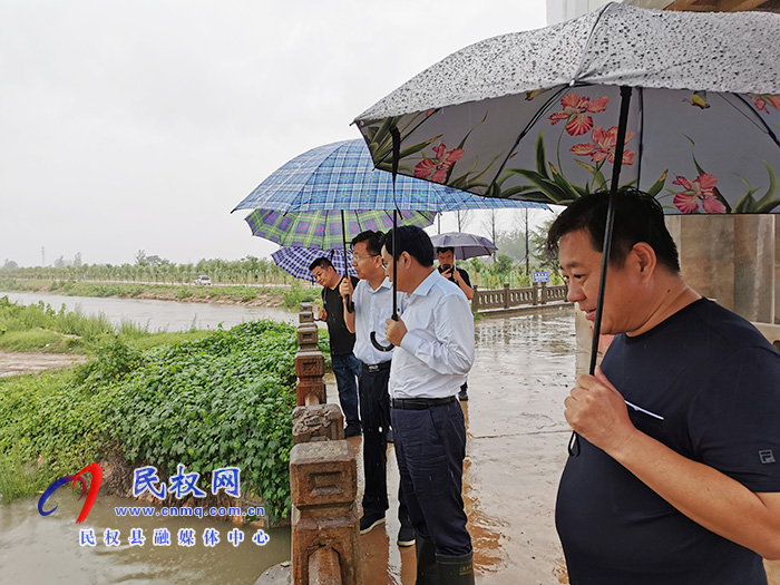 市人大常委会副主任、县委书记姬脉常冒雨检查督导防汛工作 市人大常委会副主任、县委书记姬脉常冒雨检查督导防汛工作
