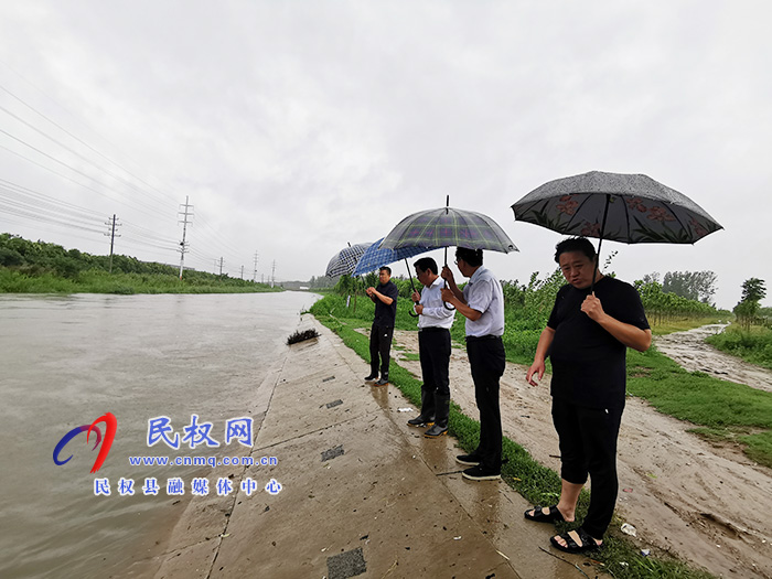 市人大常委会副主任、县委书记姬脉常冒雨检查督导防汛工作 市人大常委会副主任、县委书记姬脉常冒雨检查督导防汛工作