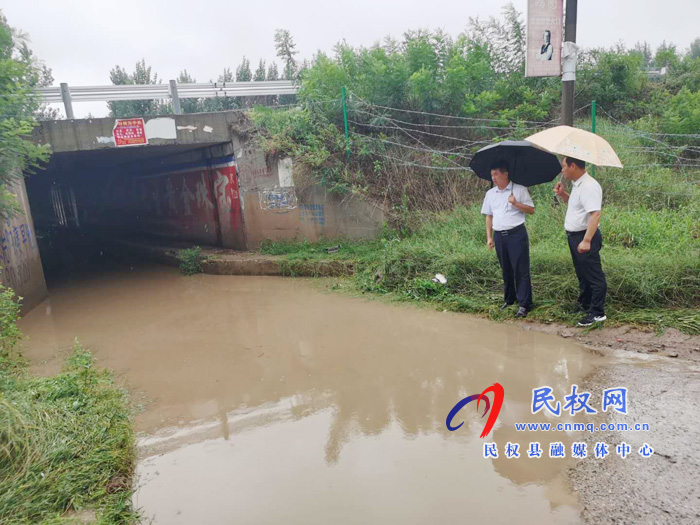 双塔镇:冒雨检查防汛工作 双塔镇:冒雨检查防汛工作