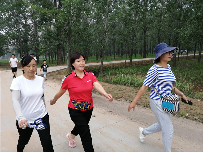 民权县第三小学举行“文明暑假健康行”徒步活动