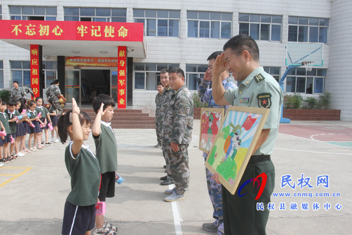 向最可爱的人致敬——民东新区实验幼儿园八一节慰问活动 向最可爱的人致敬——民东新区实验幼儿园八一节慰问活动