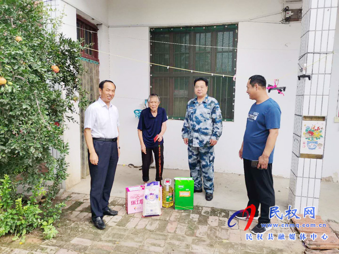县委常委、人武部政委江静亚到双塔镇慰问 县委常委、人武部政委江静亚到双塔镇慰问