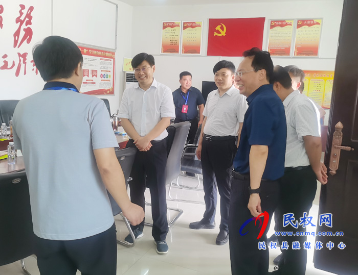县委副书记、县长张团结到林七乡调研脱贫攻坚普查工作 县委副书记、县长张团结到林七乡调研脱贫攻坚普查工作