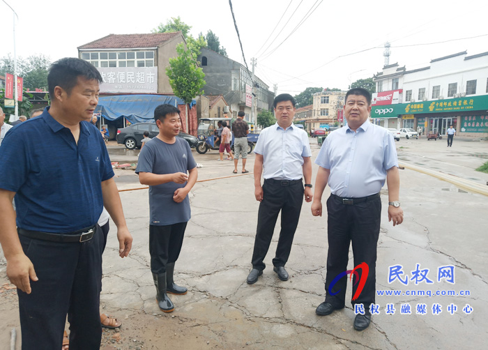 副县长张士彬到白云寺镇查看防汛救灾工作 副县长张士彬到白云寺镇查看防汛救灾工作