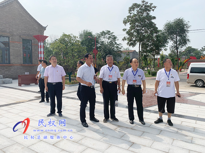 我县组织离退休干部开展脱贫成果调研活动 我县组织离退休干部开展脱贫成果调研活动