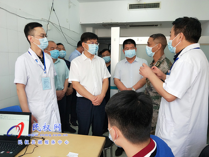 县委副书记、县长张团结查看征兵体检工作开展情况 县委副书记、县长张团结查看征兵体检工作开展情况