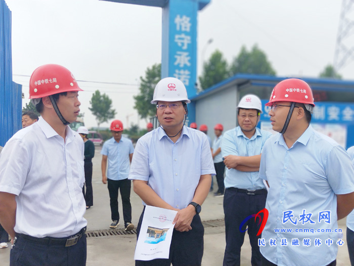 县委常委、常务副县长李启峰查看我县重点项目建设及安全生产工作 县委常委、常务副县长李启峰查看我县重点项目建设及安全生产工作
