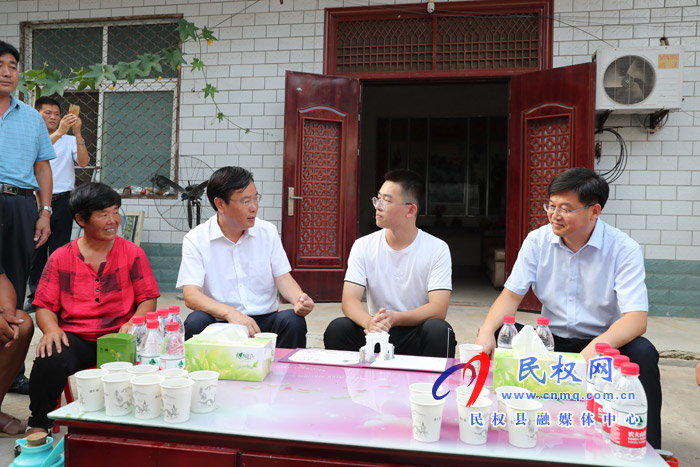 市人大常委会副主任、县委书记姬脉常慰问我县考入“清华大学”优秀学子张海波和袁冲 市人大常委会副主任、县委书记姬脉常慰问我县考入“清华大学”优秀学子张海波和袁冲