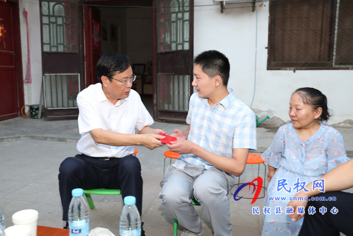 市人大常委会副主任、县委书记姬脉常慰问我县考入“清华大学”优秀学子张海波和袁冲 市人大常委会副主任、县委书记姬脉常慰问我县考入“清华大学”优秀学子张海波和袁冲