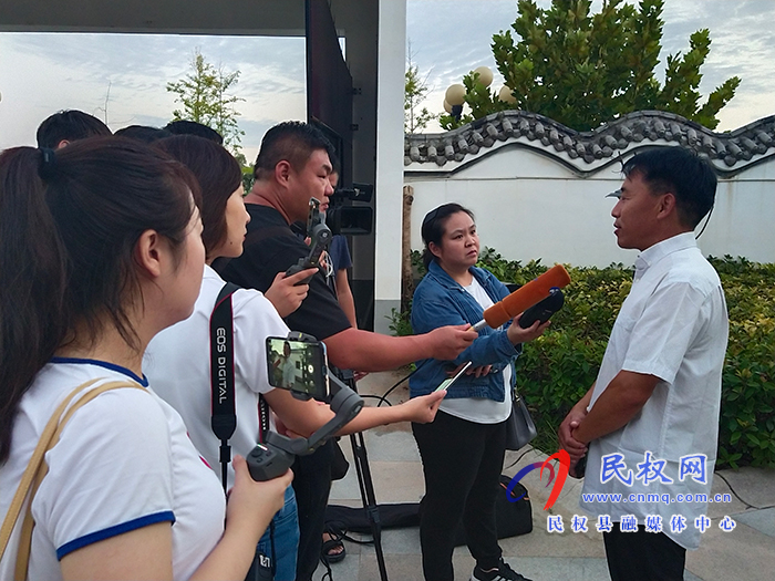 “农媒总编走基层 乡村振兴中原行”采访座谈会在我县召开 “农媒总编走基层 乡村振兴中原行”采访座谈会在我县召开