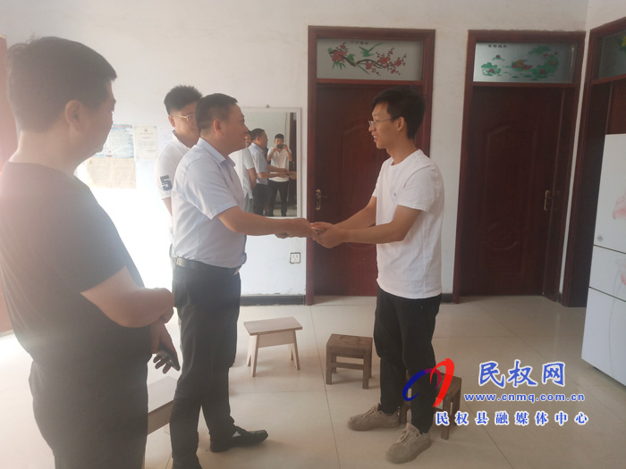 白云寺镇:关爱贫困学子 爱心企业慰问博士生 白云寺镇:关爱贫困学子 爱心企业慰问博士生