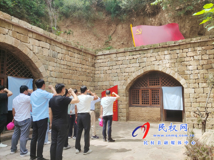 野岗镇杨堂村党员干部走进愚公移山红色教育基地护初心担使命 野岗镇杨堂村党员干部走进愚公移山红色教育基地护初心担使命