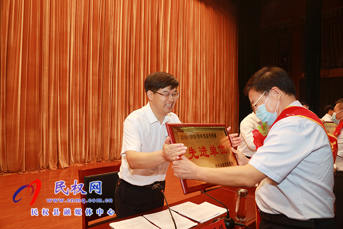 我县举行庆祝第36个教师节暨教育体育工作表彰大会 我县举行庆祝第36个教师节暨教育体育工作表彰大会