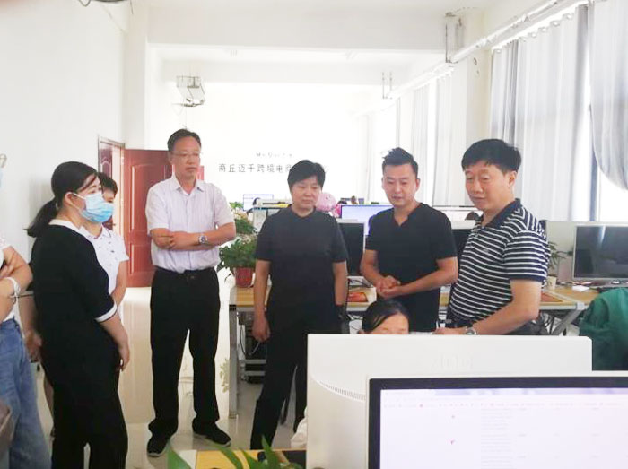 县委常委、副县长房季陪同海关总署传媒中心一行调研 县委常委、副县长房季陪同海关总署传媒中心一行调研