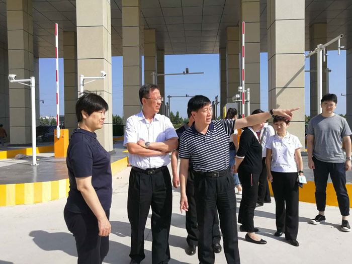 县委常委、副县长房季陪同海关总署传媒中心一行调研 县委常委、副县长房季陪同海关总署传媒中心一行调研