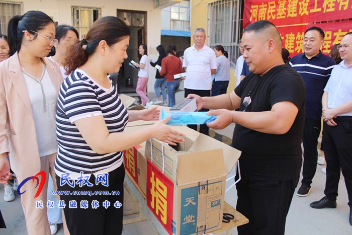 民权县民基建筑有限公司、河南驰立建筑有限公司慰问城关镇小学全体教职员工