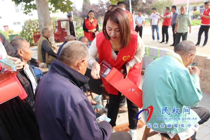 民权公益联盟一行到花园乡敬老院献爱心