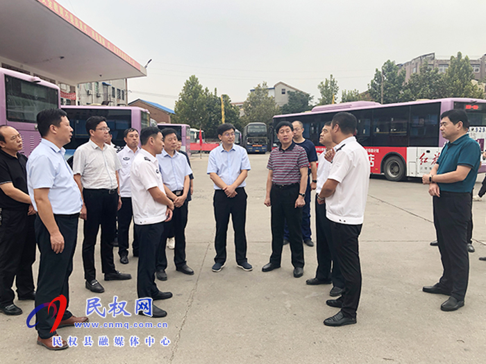 县委副书记、县长张团结检查“双节”前安全生产和市场供应等工作 县委副书记、县长张团结检查“双节”前安全生产和市场供应等工作