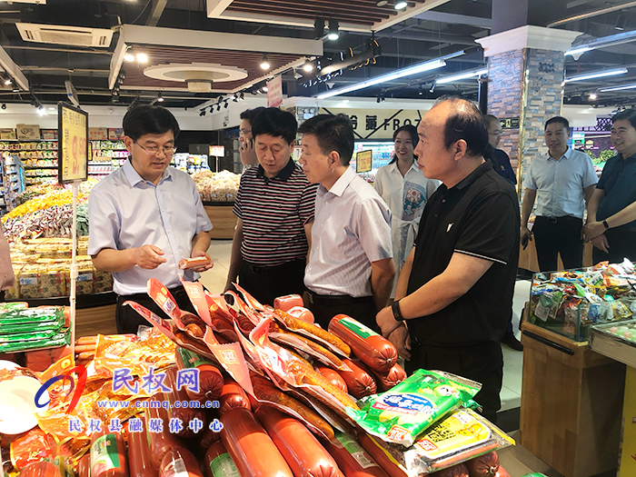 县委副书记、县长张团结检查“双节”前安全生产和市场供应等工作 县委副书记、县长张团结检查“双节”前安全生产和市场供应等工作