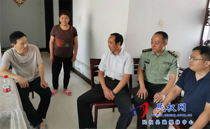 县领导韩德勇走访慰问执行任务部队官兵家属 县领导韩德勇走访慰问执行任务部队官兵家属