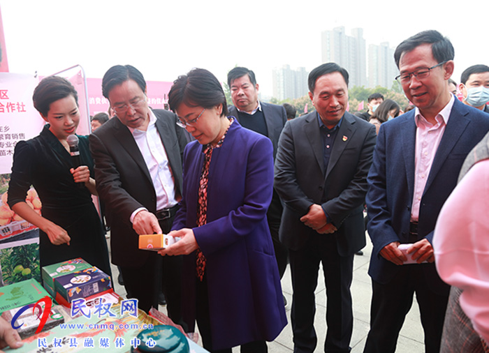 商丘市结对帮扶民权消费扶贫展销会暨现场签约仪式活动在我县举行 商丘市结对帮扶民权消费扶贫展销会暨现场签约仪式活动在我县举行
