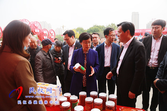 商丘市结对帮扶民权消费扶贫展销会暨现场签约仪式活动在我县举行 商丘市结对帮扶民权消费扶贫展销会暨现场签约仪式活动在我县举行