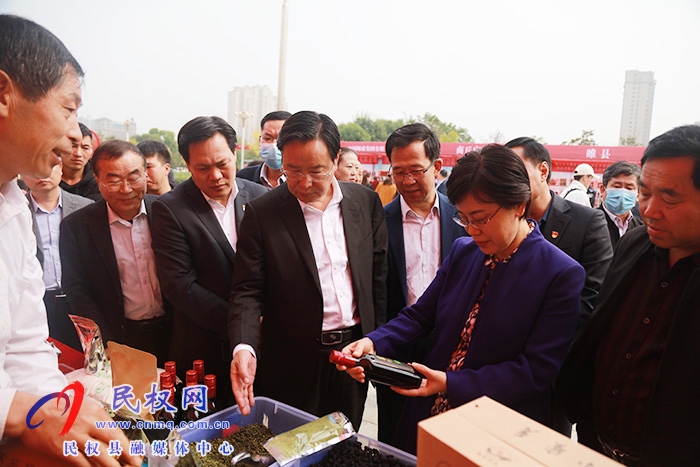 商丘市结对帮扶民权消费扶贫展销会暨现场签约仪式活动在我县举行 商丘市结对帮扶民权消费扶贫展销会暨现场签约仪式活动在我县举行