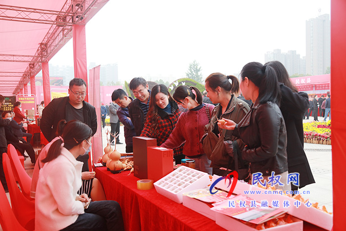商丘市结对帮扶民权消费扶贫展销会暨现场签约仪式活动在我县举行 商丘市结对帮扶民权消费扶贫展销会暨现场签约仪式活动在我县举行