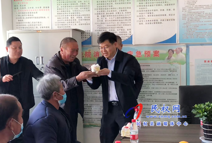 县委副书记、县长张团结重阳节慰问敬老院老人及百岁老人 县委副书记、县长张团结重阳节慰问敬老院老人及百岁老人