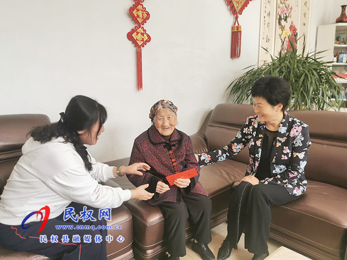 县人大常委会主任周燕走访慰问百岁老人 县人大常委会主任周燕走访慰问百岁老人