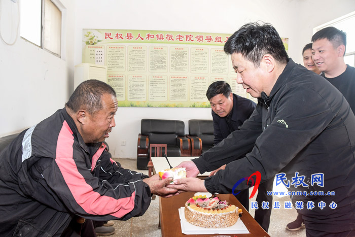 人和镇党政领导九九重阳节慰问敬老院老人 人和镇党政领导九九重阳节慰问敬老院老人