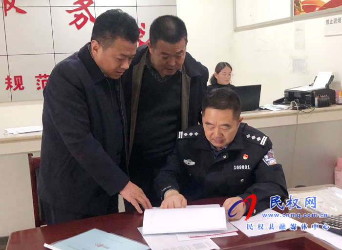 县政府党组成员、公安局长谭振起到花园乡督导脱贫攻坚工作 县政府党组成员、公安局长谭振起到花园乡督导脱贫攻坚工作