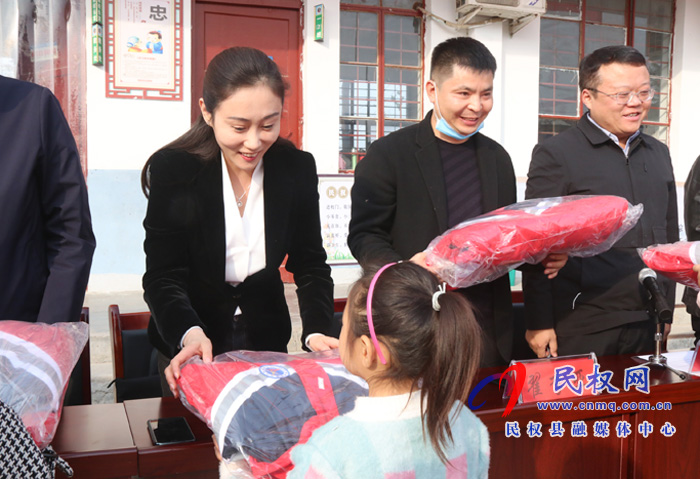 郑州市民权商会举行“冷冬送暖 爱心助学”捐赠仪式