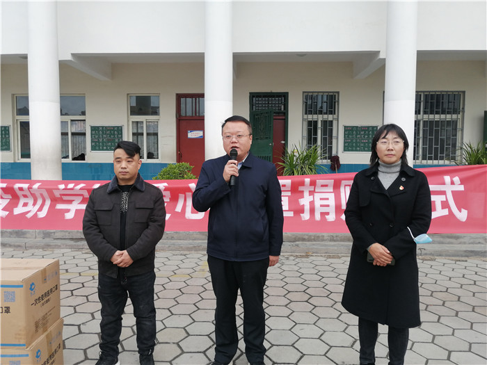 民权县工商联携手爱心企业君和堂为第三小学捐赠口罩 民权县工商联携手爱心企业君和堂为第三小学捐赠口罩