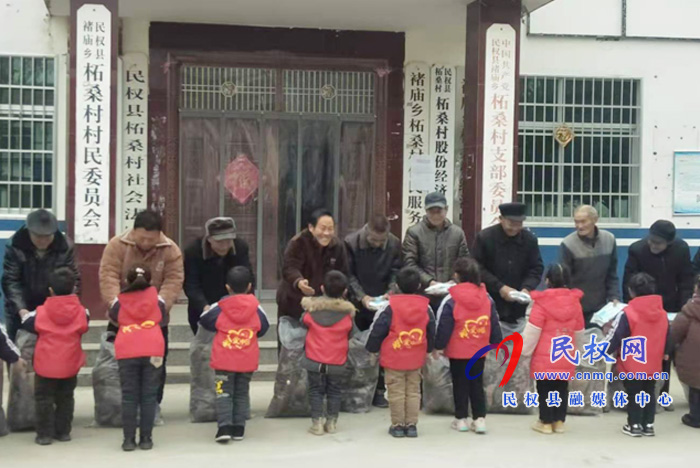 褚庙乡一爱心幼儿园为治安巡逻队员捐棉衣 褚庙乡一爱心幼儿园为治安巡逻队员捐棉衣