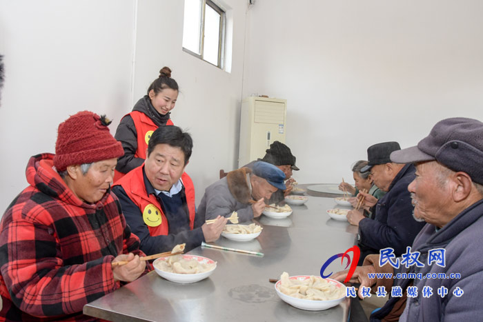 人和镇:书记为俺包饺子 人和镇:书记为俺包饺子