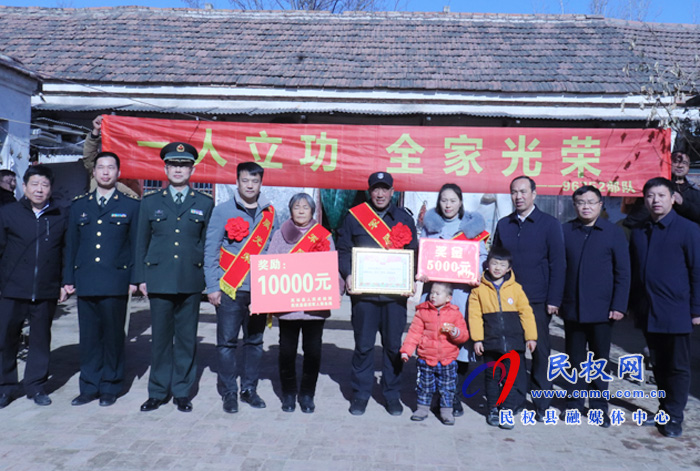县领导走访慰问立功受奖军人家属 县领导走访慰问立功受奖军人家属